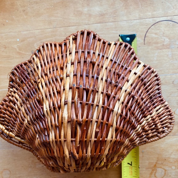 Pair of Wicker Seashells - Picture 5 of 6